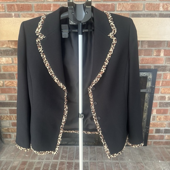Tahari 2 Piece Leopard Ruffle Black Skirt Jacket Suit Women's Size 8 Workwear - Picture 2 of 12